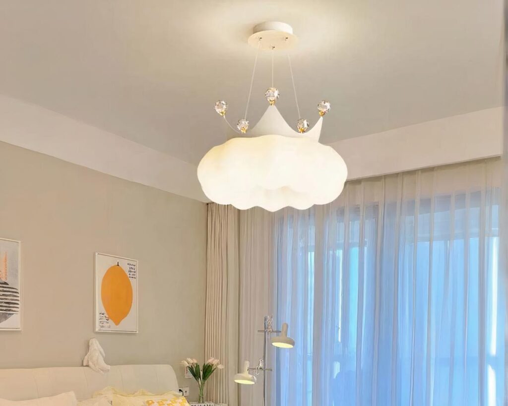 Suspension chambre bébé en forme de nuage avec couronne dans une chambre