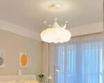 Suspension chambre bébé en forme de nuage avec couronne dans une chambre