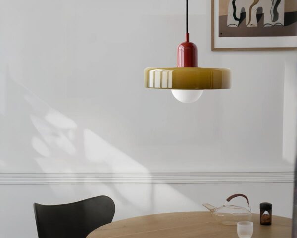 Suspension vintage chic et élégante en verre dans un intérieur