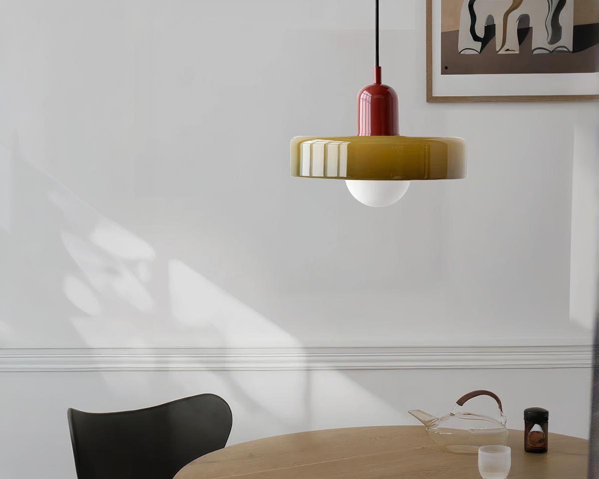 Suspension vintage chic et élégante en verre dans un intérieur