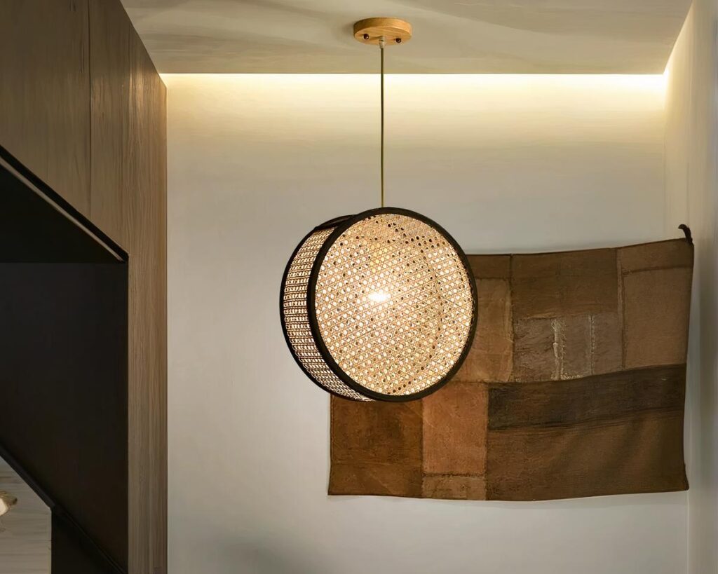 Suspension japonaise chic et élégante en osier allumée dans un intérieur