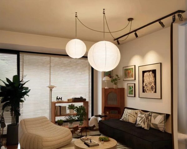 Suspension japonaise chic et originale en papier allumée dans un salon