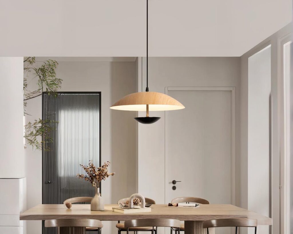 Suspension japonaise design et moderne allumée dans une salle à manger