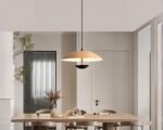 Suspension japonaise design et moderne allumée dans une salle à manger