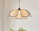 Suspension naturelle raffinée et élégante en osier allumée sur un plafond