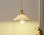 Suspension vintage élégante en céramique au style japonais allumée dans une pièce