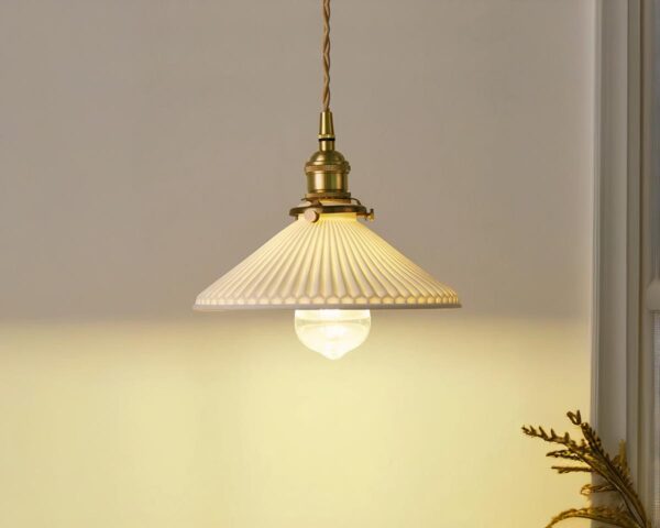 Suspension vintage élégante en céramique au style japonais allumée dans une pièce