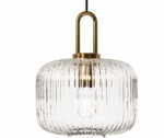 Suspension vintage moderne en pierre de verre. Le verre est de forme ovale et la partie métallique est dorée. L'ampoule à l'intérieur est éteinte.