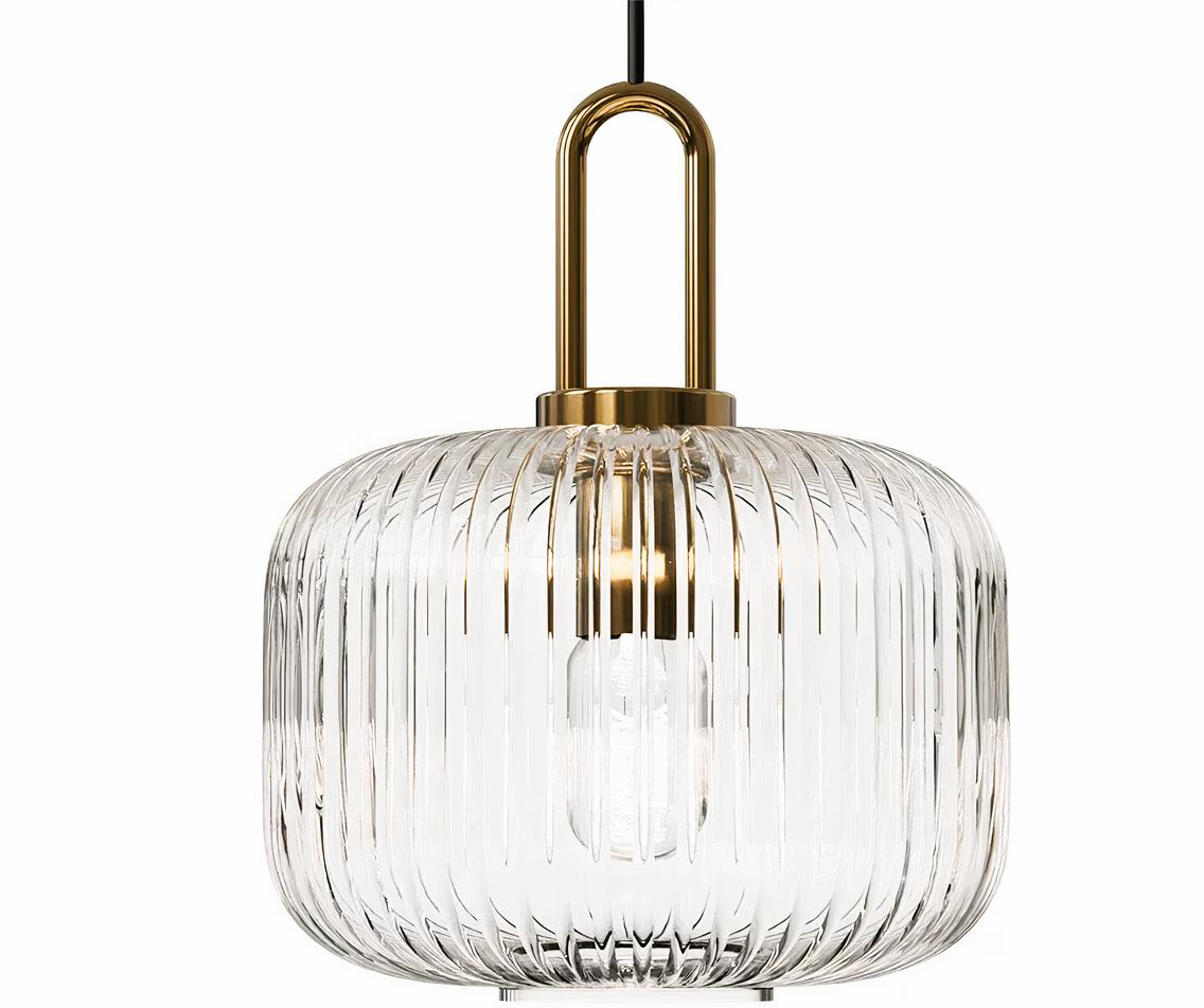 Suspension vintage moderne en pierre de verre. Le verre est de forme ovale et la partie métallique est dorée. L'ampoule à l'intérieur est éteinte.