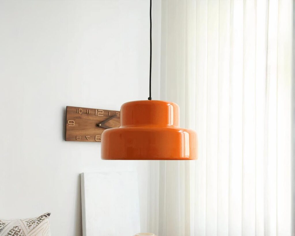 Suspension vintage orange design en acier robuste allumée dans un salon