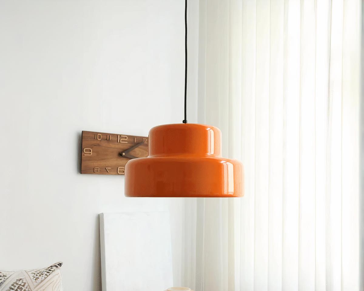 Suspension vintage orange design en acier robuste allumée dans un salon