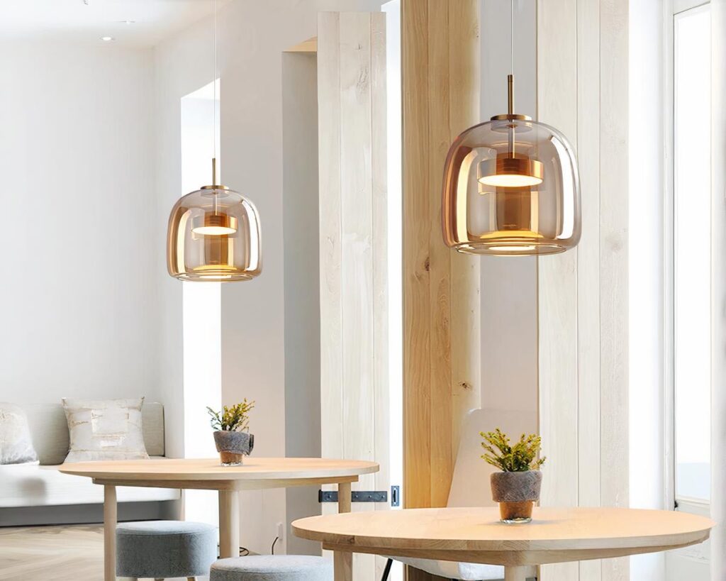 Suspension vintage en verre au design nordique allumée dans un intérieur