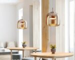 Suspension vintage en verre au design nordique allumée dans un intérieur