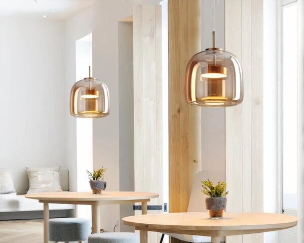 Suspension vintage en verre au design nordique allumée dans un intérieur