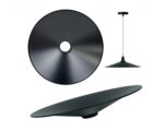 Abat jour suspension noir moderne au style industriel sur fond blanc.