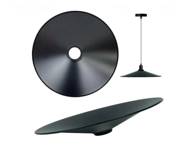 Abat jour suspension noir moderne au style industriel sur fond blanc.