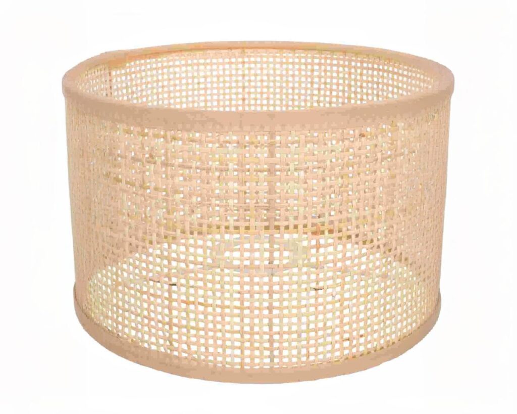 Abat jour suspension tendance et vintage en rotin tissé sur fond blanc