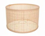 Abat jour suspension tendance et vintage en rotin tissé sur fond blanc