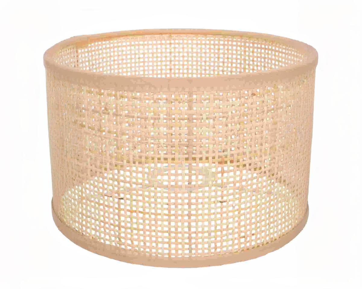 Abat jour suspension tendance et vintage en rotin tissé sur fond blanc