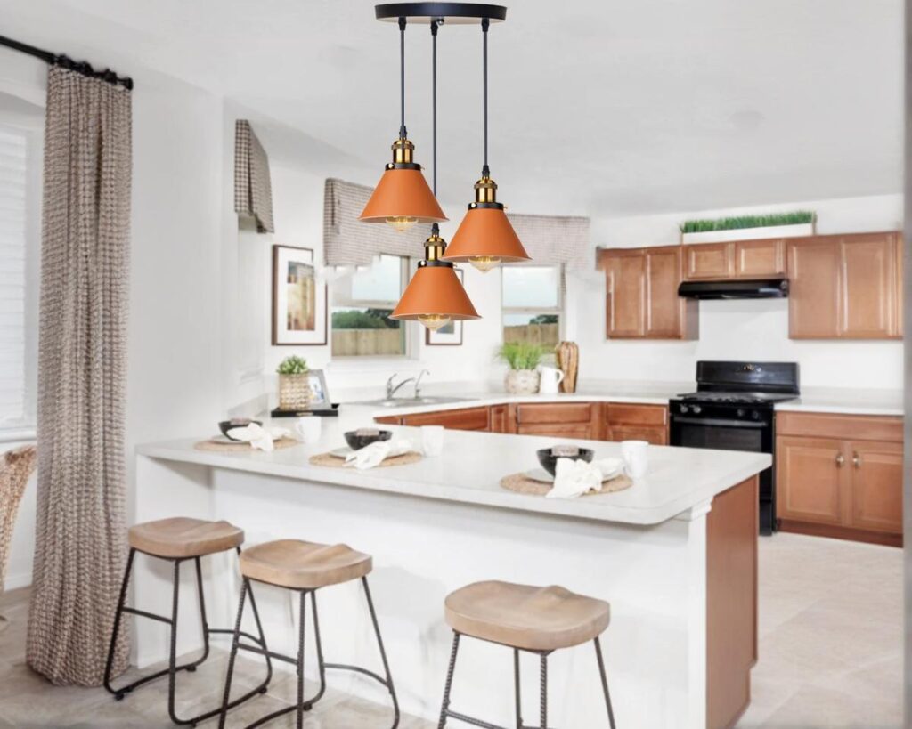 Lot de 3 suspensions cuisine oranges et modernes dans une cuisine