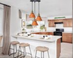 Lot de 3 suspensions cuisine oranges et modernes dans une cuisine