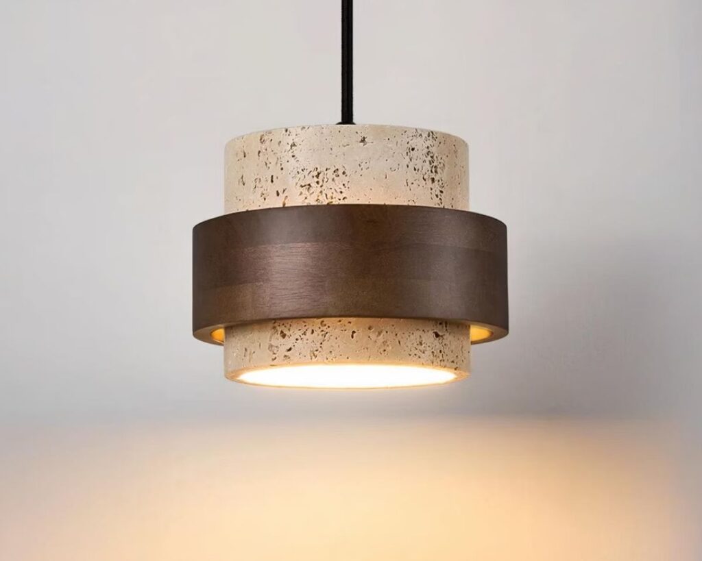Petite suspension au design rétro sur fond gris.