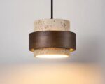 Petite suspension au design rétro sur fond gris.