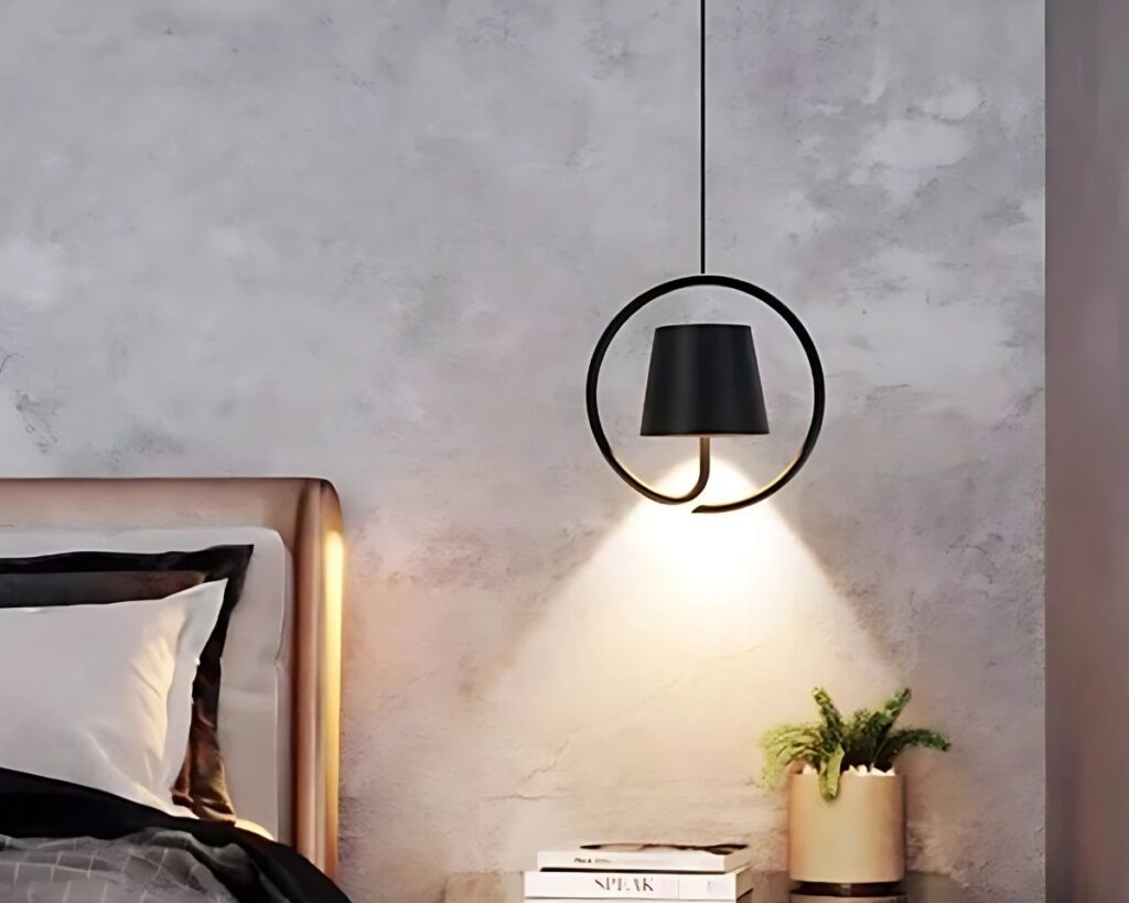 Petite suspension épurée en aluminium allumée dans une chambre.