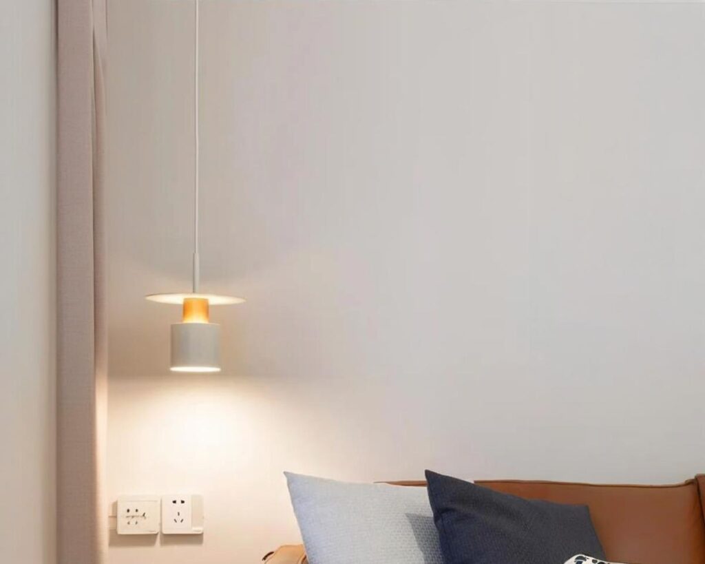 Petite suspension moderne de style scandinave dans une chambre