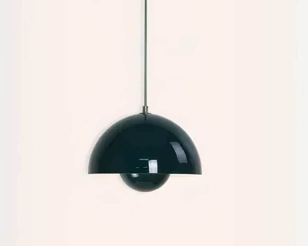 Petite suspension verte de style champignon sur fond beige.