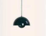 Petite suspension verte de style champignon sur fond beige.
