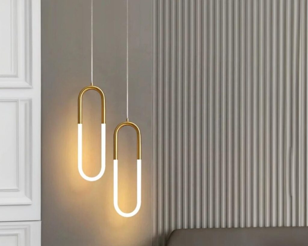Suspension 2 lampes dorée et moderne en cuivre sur fond gris