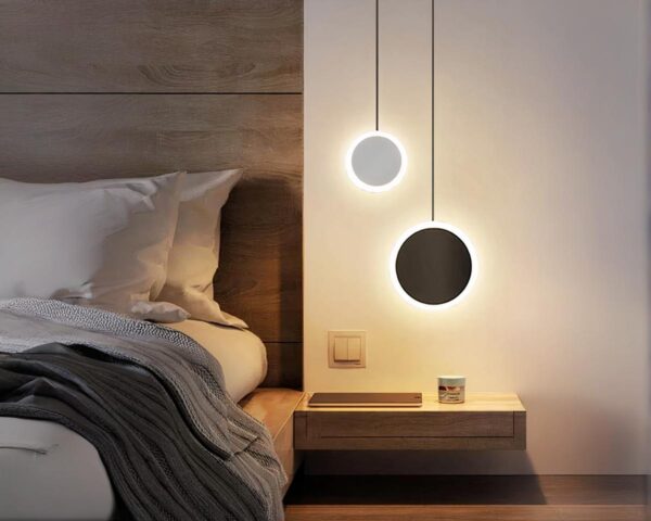 Suspension 2 lampes en forme de cercles dans une chambre
