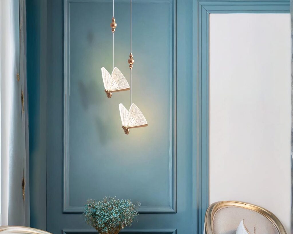 Suspension 2 lampes en forme de papillons sur fond bleu