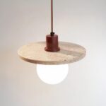 Suspension ampoule design et moderne en pierre allumée sur fond gris