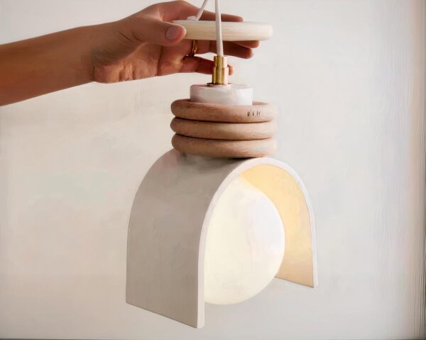 Suspension ampoule design et moderne en résine blanche sur fond gris