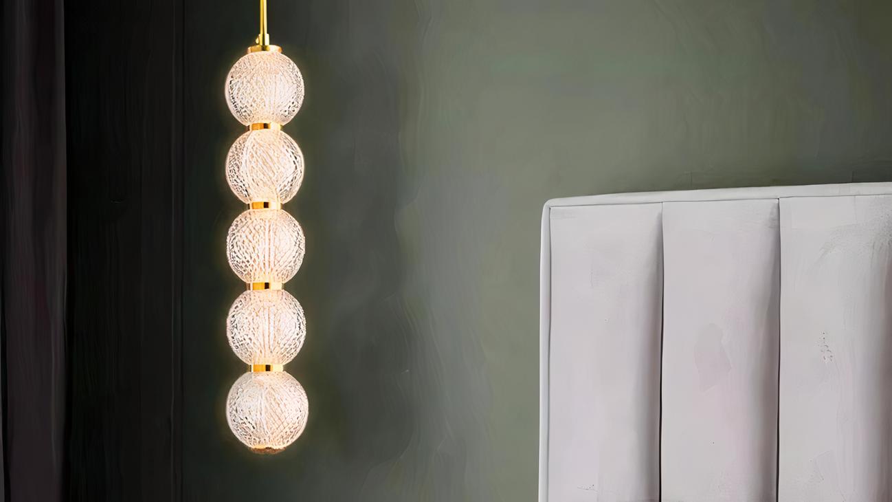 IMG_08_2024_suspension_ampoule_doree_chic_style_luxueux_2-image-1.jpg