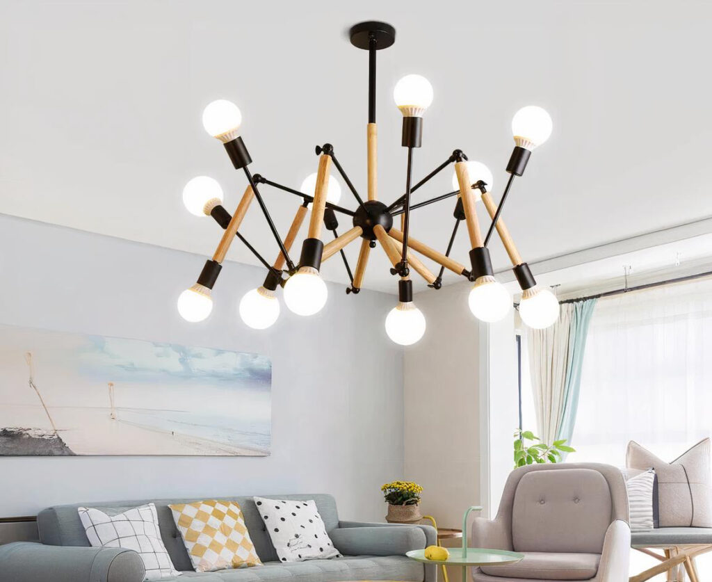 Suspension noir et bois, style araignée avec 11 ampoules apparentes, suspendues dans un salon.
