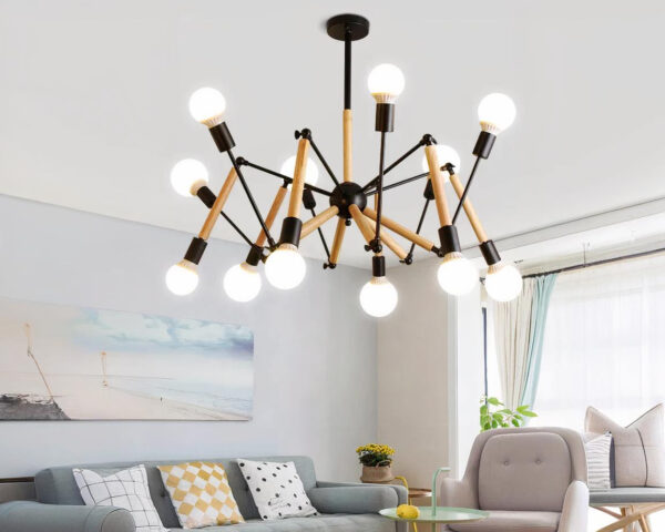 Suspension noir et bois, style araignée avec 11 ampoules apparentes, suspendues dans un salon.