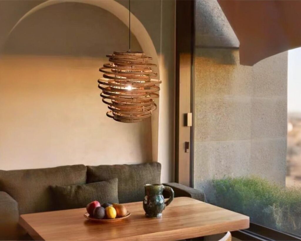 Suspension bali en bambou un charme sculptural, suspendue et allumée dans salle à manger contemporaine.