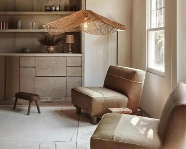 Suspension bali en rotin design chic, suspendue dans un salon avec canapés et bibliothèque rustique.