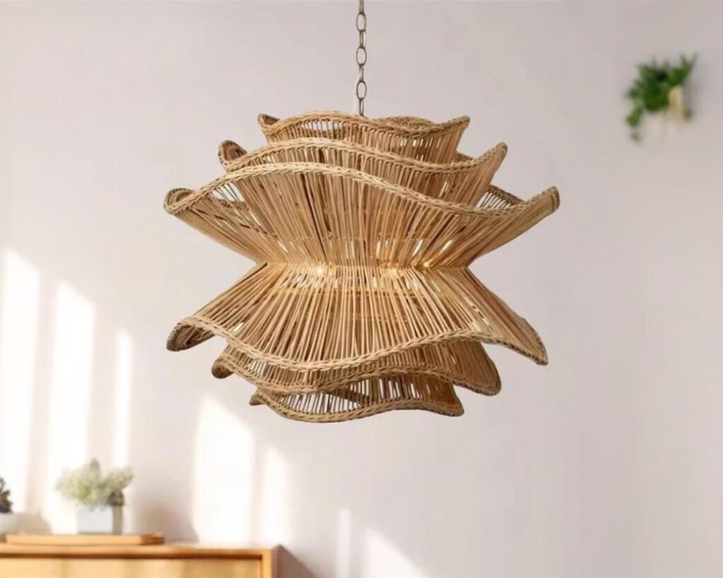 Suspension bali en rotin style contemporain, de couleur naturelle, suspendu, sur fond clair.