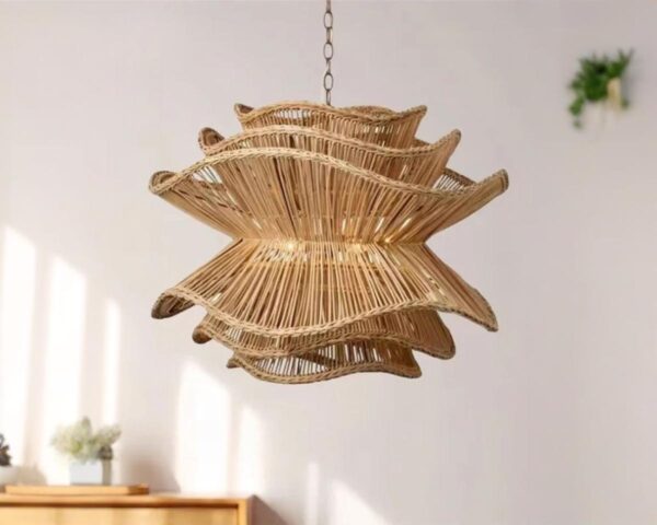 Suspension bali en rotin style contemporain, de couleur naturelle, suspendu, sur fond clair.