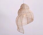 Suspension beige en rotin style naturel, sur fond gris.