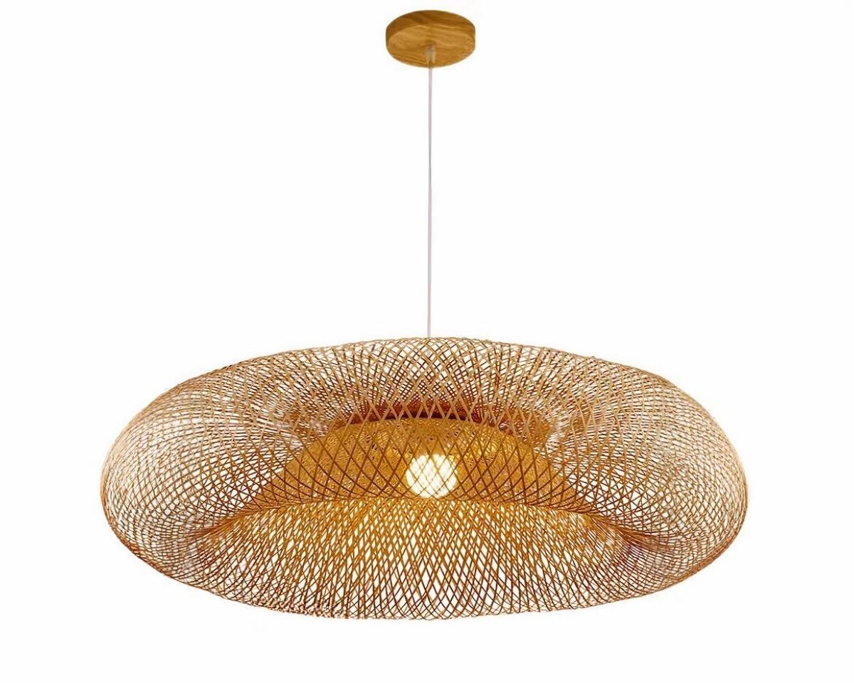 Suspension bambou élégante et décorative allumée sur fond blanc.
