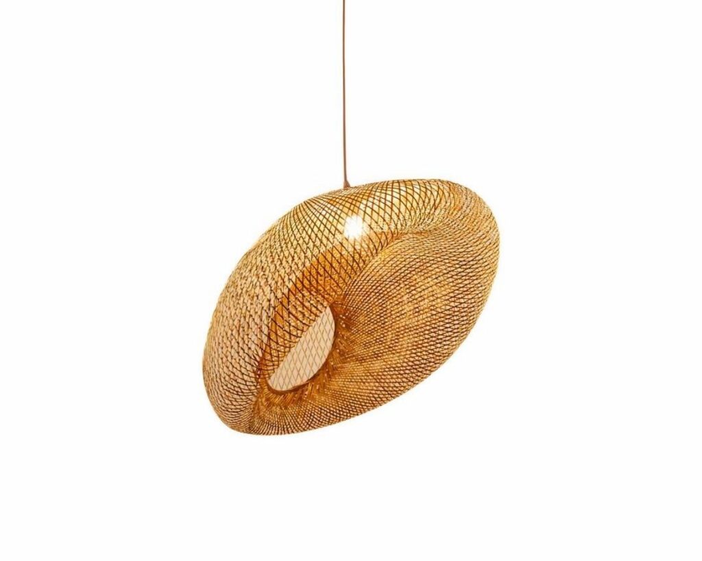 Suspension bambou élégante au design moderne et naturel sur fond blanc.