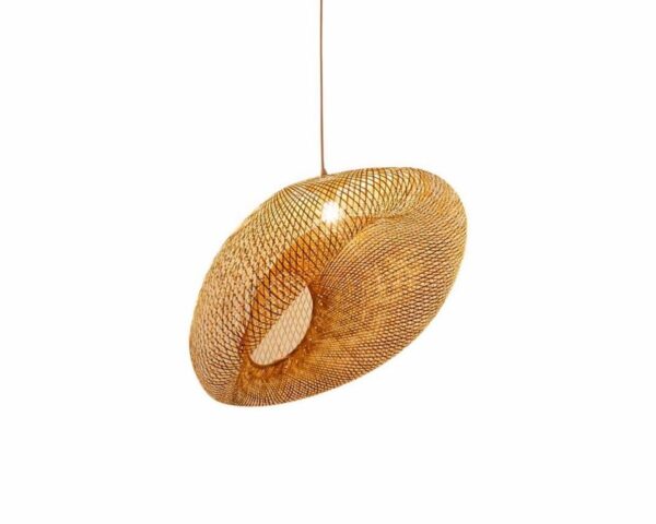 Suspension bambou élégante au design moderne et naturel sur fond blanc.