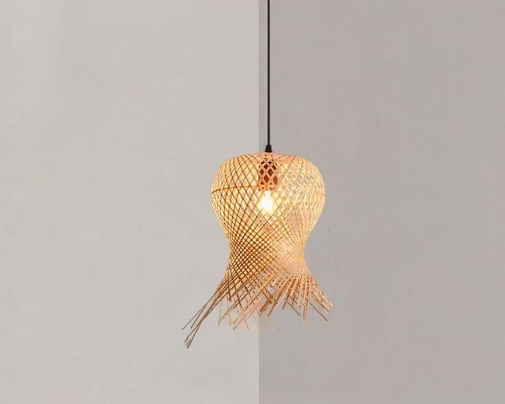 Suspension bambou élégante et durable allumée dans une pièce aux murs gris.