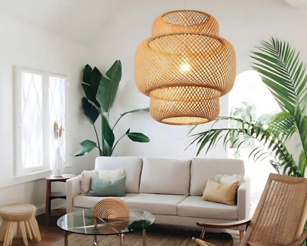 Suspension bambou japonaise chic et élégante allumée dans un salon.