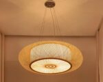 Suspension bambou japonaise élégante et décorative allumée dans un intérieur.